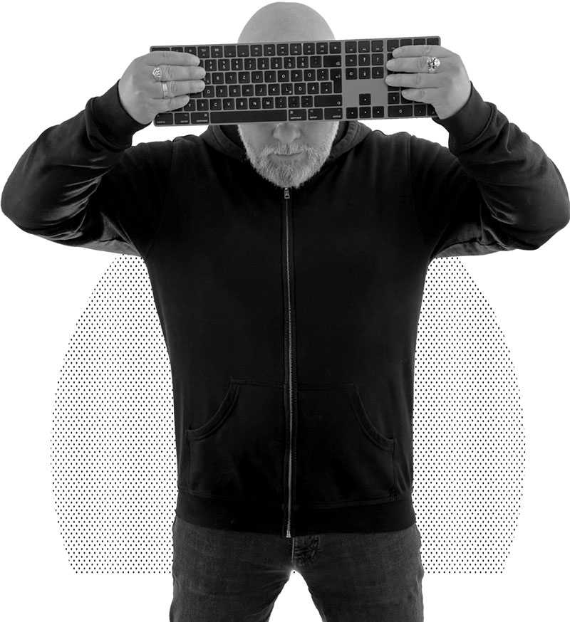 Marcel Programmierer aus Heilbronn mit einer Tastatur vom Kopf